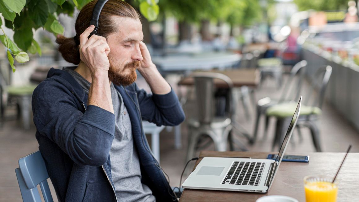 Best Noise-Canceling Headphones for Working From Loud Co-working Spaces or Cafes 1 Best Noise-Canceling Headphones